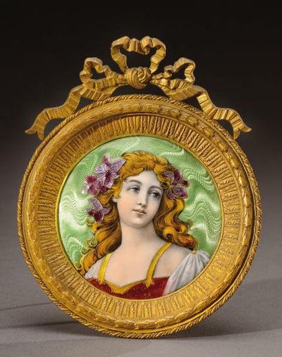 THÉOPHILE SOYER, attribué à Médaillon à encadrement en bronze doré à motif floral...