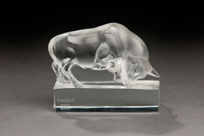 René LALIQUE (1860 - 1945) Taureau en cristal sur socle à partie amatie. Signé "R.LALIQUE...