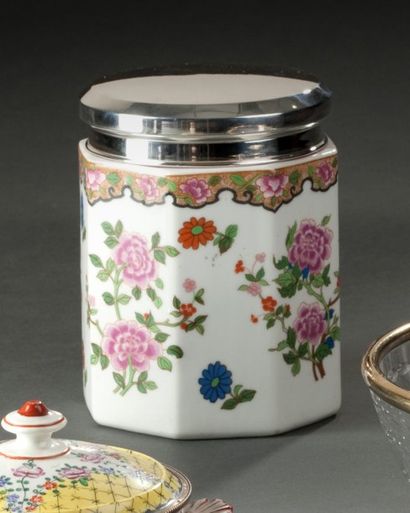 null Pot à thé en porcelaine de forme octogonale et décor fleuri. Monture en argent...