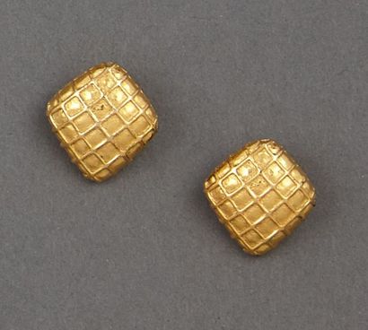 CHANEL Paire de clips d'oreilles carrées asymétriques à motif gauffré en métal doré....