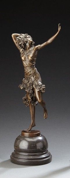 COLINET Epreuve en bronze figurant une danseuse. Haut.: 43 cm