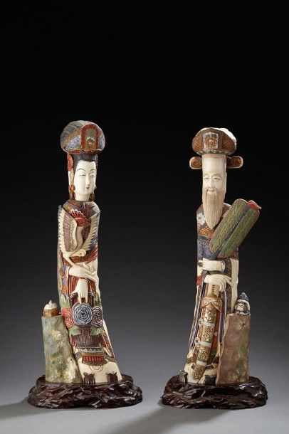 null Deux ivoires sculptés polychromes. Travail japonais vers 1900. Signés KOKUSAI....