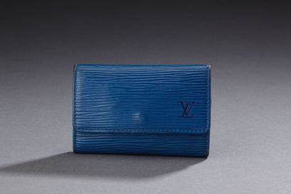 LOUIS VUITTON Porte clées en cuir épi bleu Dim: 10,5 x 7 cm