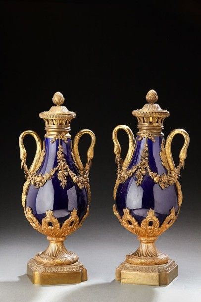 null Paire de cassolettes en porcelaine bleu de Sèvres, monture en bronze. Style...