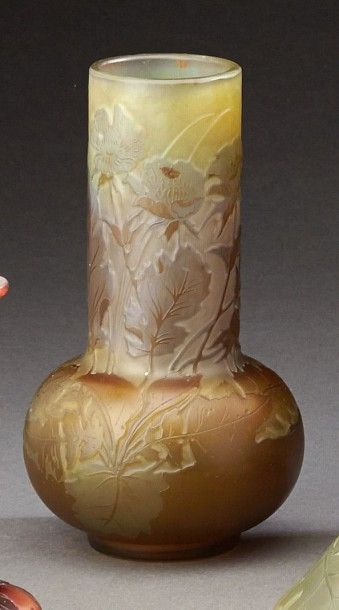 GALLE Vase soliflore en verre à décor de chardons dégagé à l'acide. Haut.: 15,3 ...
