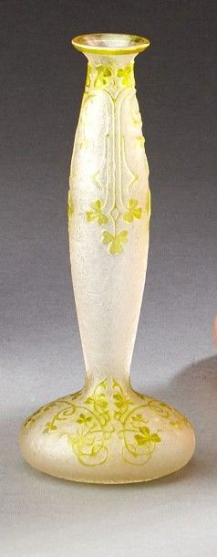 ANONYME Petit vase soliflore en verre dégagé à l'acide à décor de trèfles. Haut.:...