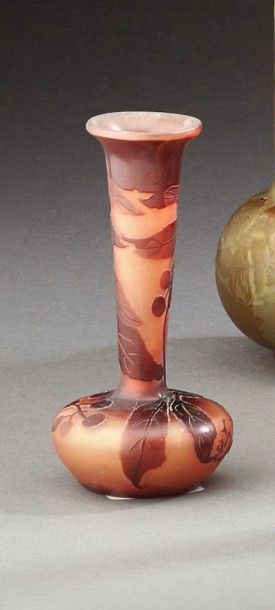 GALLE Petit vase soliflore en verre dégagé à l'acide à décor de feuille et fruits...