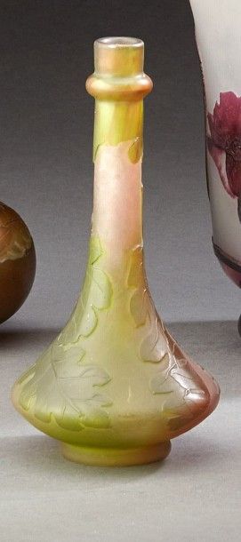 GALLE Petit vase soliflore en verre dégagé à l'acide à décor de feuilles et glands...