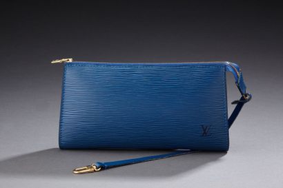 LOUIS VUITTON Trousse en cuir épi bleu Dim: 21 x 11,5 cm
