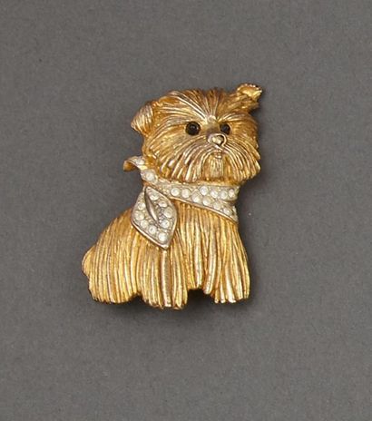 CARVEN Broche figurant un petit chien en métal doré, collier en strass
