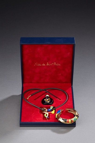 Niki de Saint Phalle (1930-2002) Coffret comprenant un bracelet rigide dit Serpentine,...