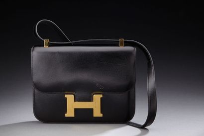 HERMES, Paris, made in France SAC "Constance" en cuir noir à un soufflet, fermoir...