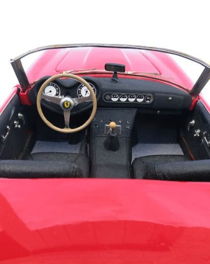FERRARI 250 GT California par BRIANZA rouge En vitrine plexi sur support bois ne...