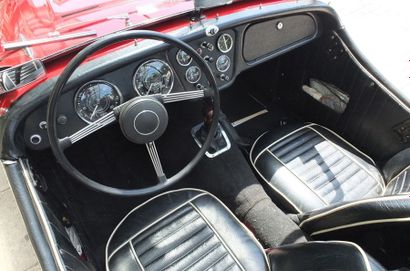 1958 - TRIUMPH TR3 A C'est avec la Triumph TR3 que le succès naissant de la TR2 va...