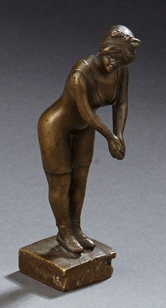 null Mascotte Art déco en bronze patiné figurant une plongeuse. Haut.: 13 cm