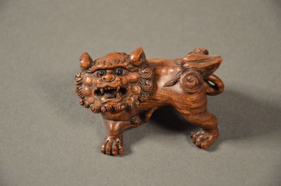 JAPON Netsuké en buis sculpté représentant un chien de fô Signé Circa 1920H: 4 -...
