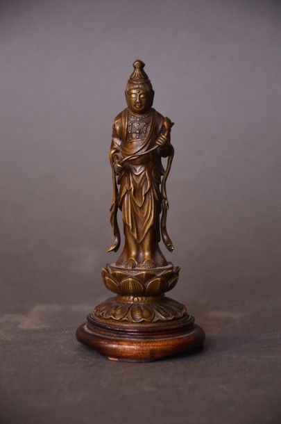 JAPON Petit sujet en bronze représenant une Guanyin de longévité Sur son socle Epoque...