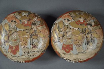 JAPON Bol en porcelaine décoré en son centre d'un éléphant entouré de personnages,...