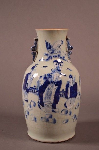 CHINE Vase balustre à couverte céladon craquelé, décoré en bleu sous couverte de...