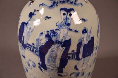 CHINE Vase balustre à couverte céladon craquelé, décoré en bleu sous couverte de...