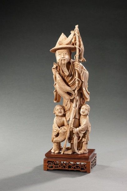 JAPON Grand Okimono en ivoire finement sculpté représentant un pêcheur tenant dans...