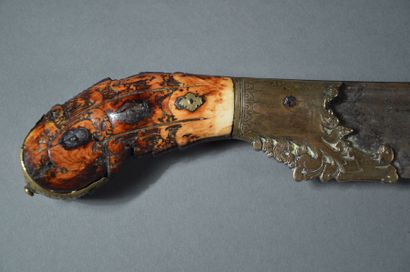 CEYLAN Couteau à betel Piha Kaetta le manche en ivoire sculpté et garniture de laiton...