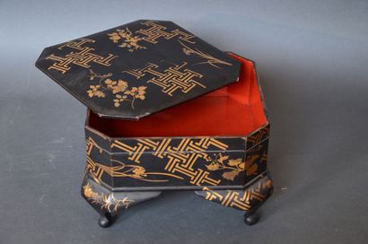 JAPON Boite en laque noire à décor de motifs floraux et géométriques dorés. Elle...