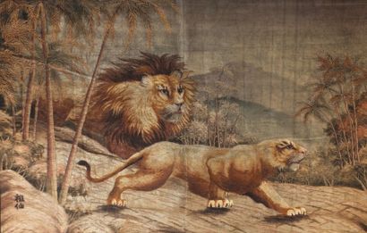JAPON Grande tapisserie en soie brodée à décor de tigre et lion Signée Fin XIXème...
