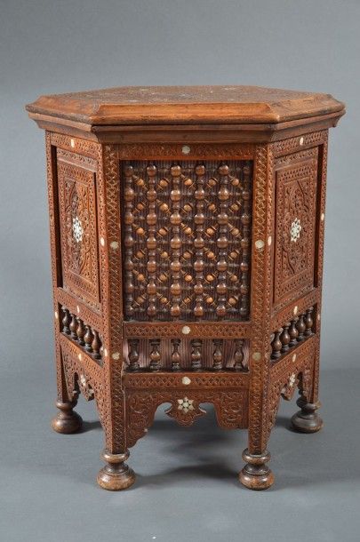 MAROC Table à ouvrage de forme hexagonal à décor ajouré de moucharabieh fin XIXème...