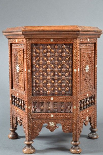 MAROC Table à ouvrage de forme hexagonal à décor ajouré de moucharabieh fin XIXème...