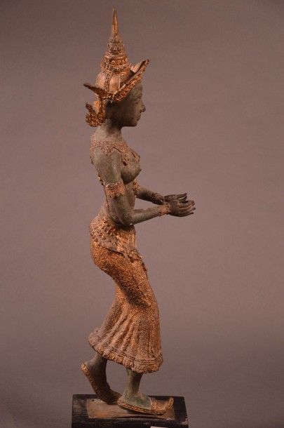 ASIE DU SUD EST Figurine en bronze laqué or et patiné vert représentant une femme...