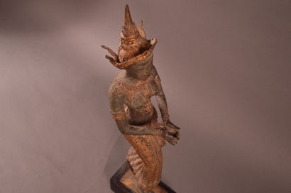 ASIE DU SUD EST Figurine en bronze laqué or et patiné vert représentant une femme...