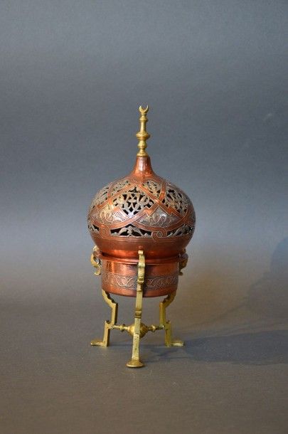 TRAVAIL OTTOMAN Brûle parfum couvert en bronze, cuivre et argent ajouré XIXème siècle...