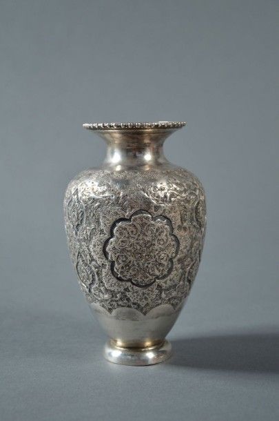 QADJAR Vase en argent travaillé au repoussé XIXème siècle H: 16,5 cm Poids net: 231,...