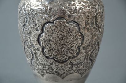 QADJAR Vase en argent travaillé au repoussé XIXème siècle H: 16,5 cm Poids net: 231,...