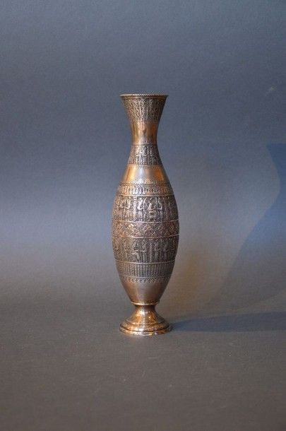 QADJAR Vase ovoïde en métal argenté, à décor géométrique en repoussé XXème siècle...