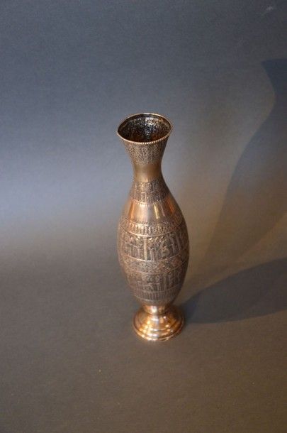 QADJAR Vase ovoïde en métal argenté, à décor géométrique en repoussé XXème siècle...