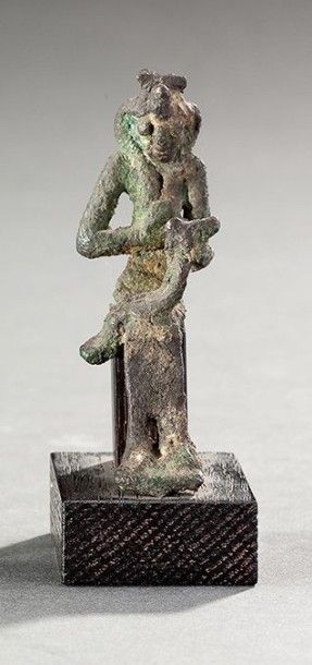 EGYPTE Isis Lactans Sujet en bronze H: 7 cm