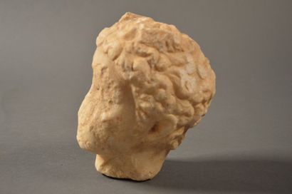 ÉPOQUE ROMAINE Tête Antique en marbre H: 16 cm (usures) Expert: Stéphane Molinie...