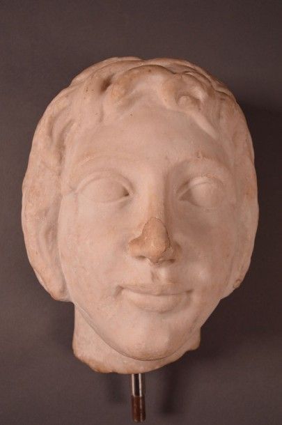Travail romain du IIème siècle après JC Tête en marbre H: 30cm (socle) (fêle et restauration...