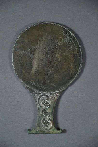 null Miroir en bronze Objet de fouille H: 19 cm