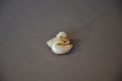 CHINE Couple de canards entrelacés Sujet sculpté en jade vert H: 4.5 cm