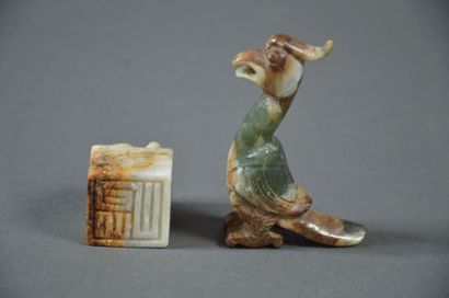 CHINE Cachet à décor d'un serpent H: 3,5 cm CHINE Oiseau Sujet en jade vert H: 8...