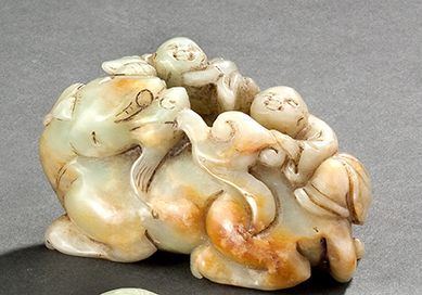 CHINE Qilin et deux personnages Groupe sculpté en jade vert et traces de rouille...