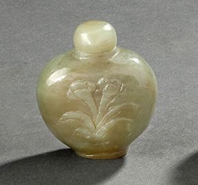 CHINE Tabatière en jade vert à décor d'une fleur en son centre H: 5 cm (éclat au...