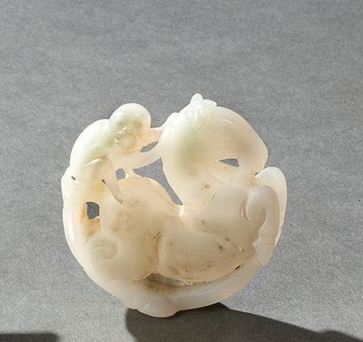 CHINE Singe sur un cheval Groupe sculpté en jade blanc H: 5,5 cm