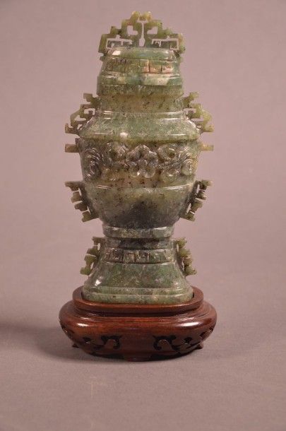 CHINE Vase couvert en jade vert à décor floral et géométrique Sur socle H (hors socle):...