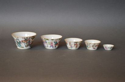 CHINE Suite de 5 petits bols gigogne en porcelaine, de forme tronconique, à décor...