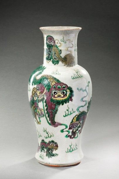 CHINE Vase balustre en porcelaine à fond craquelé décoré en émaux de chiens de Fô...
