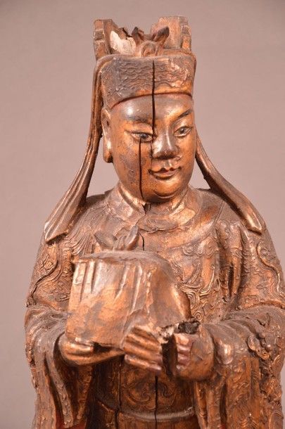 CHINE Statuette représentant un dignitaire en bois sculpté laqué rouge et or tenant...